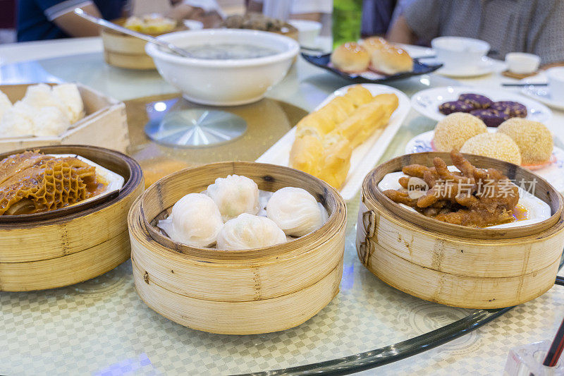 餐厅餐桌上广东dum sum的特写